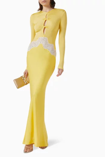 فستان طويل مزين بفتحات ودانتيل