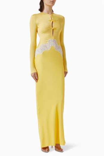 فستان طويل مزين بفتحات ودانتيل