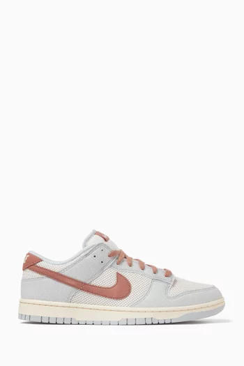 Dunk Low Retro SE Sneakers