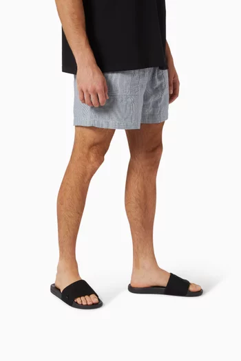 حذاء مفتوح بأحرف الماركة قنب