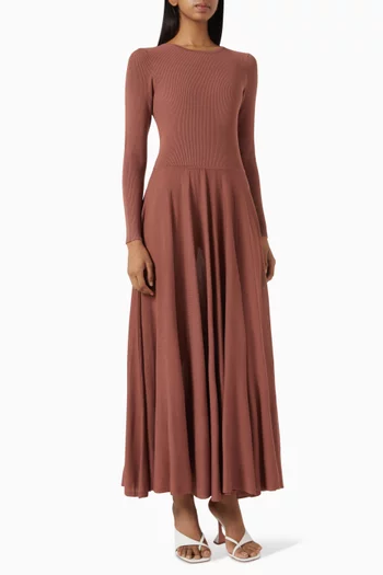 فستان منسوج بقصة ضيقة من أعلى وواسعة من أسفل