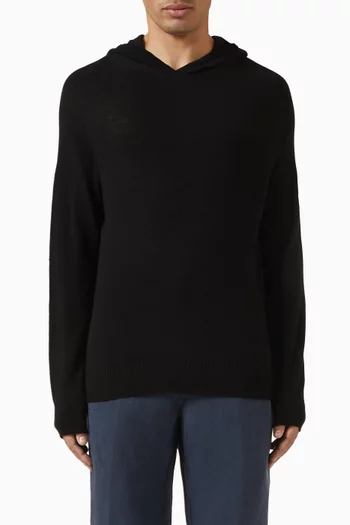 كنزة بغطاء رأس منسوجة