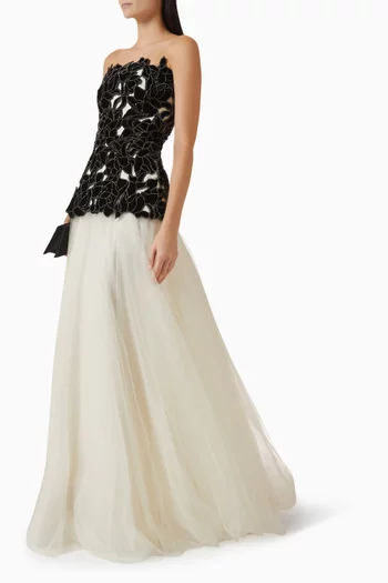 فستان سهرة اليسي بتطريزات زهور مفرغة وتنورة واسعة مخمل