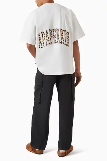 تي شيرت بطبعة شعار الماركة ونقشة جلد الفهد جيرسيه