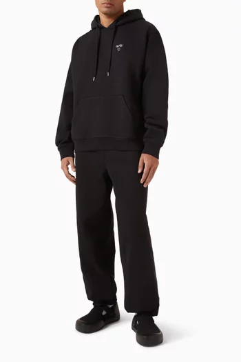 كنزة بغطاء رأس وشعار الماركة وقلب صوف قطني