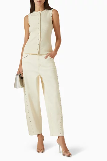 بلوزة بلا أكمام بأزرار مطرزة بحلي معدنية