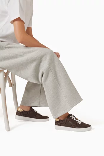 سنيكرز كيسي قنب بشعار الماركة وجلد