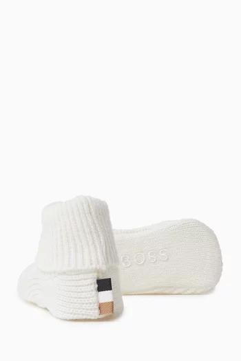 BU MY FIRST KNIT SET. SET OF BEANIE WITH 2 FAUX FUR POMPOMS + BOOTIES WITH BRANDED EMBRODIERY.:OFF WHITE:9M|218558135