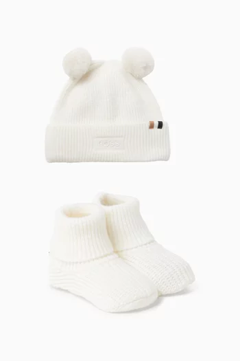 BU MY FIRST KNIT SET. SET OF BEANIE WITH 2 FAUX FUR POMPOMS + BOOTIES WITH BRANDED EMBRODIERY.:OFF WHITE:9M|218558135