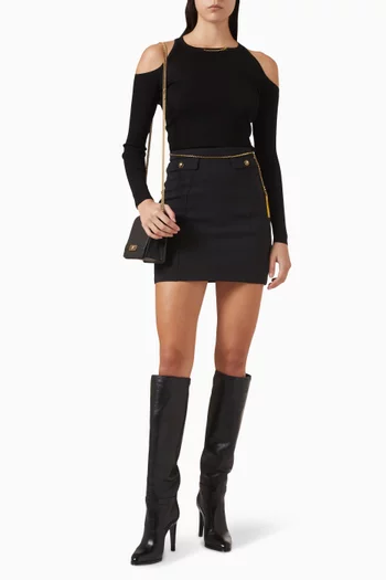 بلوزة بأكتاف مكشوفة