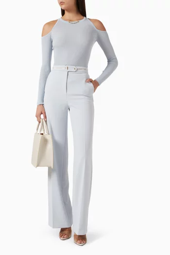 بلوزة بأكتاف مكشوفة