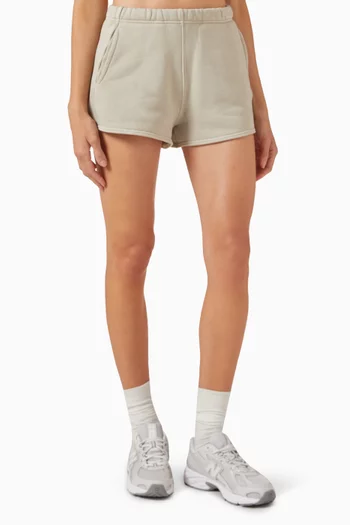 شورت بلون باهت ومطرز بشعار الماركة صوف قطني