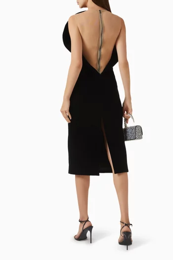 فستان بفتحة رقبة دائرية وظهر مكشوف