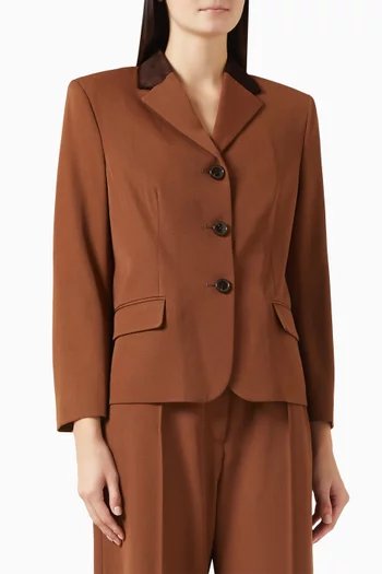 جاكيت بياقة مخملية