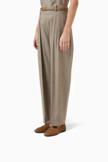 حذاء سهل الارتداء بشريط بيني بشعار حرف C شمواه