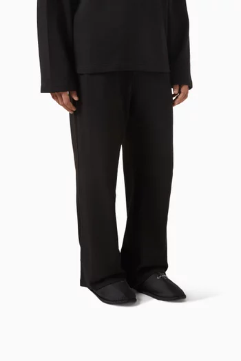 حذاء مفتوح للفنادق بشعار الماركة الشهير ستان