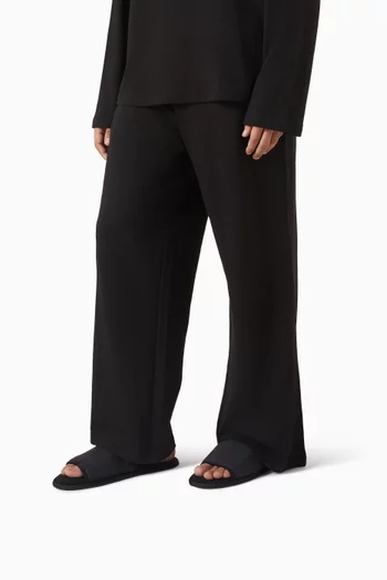 حذاء مفتوح للفنادق بشعار الماركة