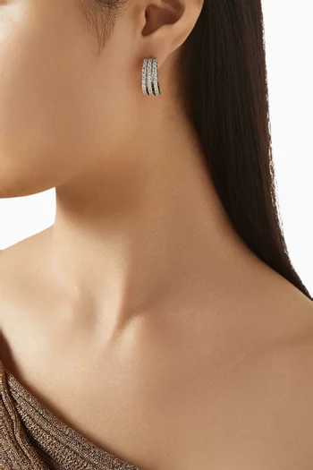 أقراط دائرية بتصميم مكون من ثلاثة صفوف نحاس مطلي روديوم