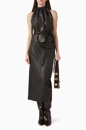 بلوزة بفتحة رقبة كشكش جلد