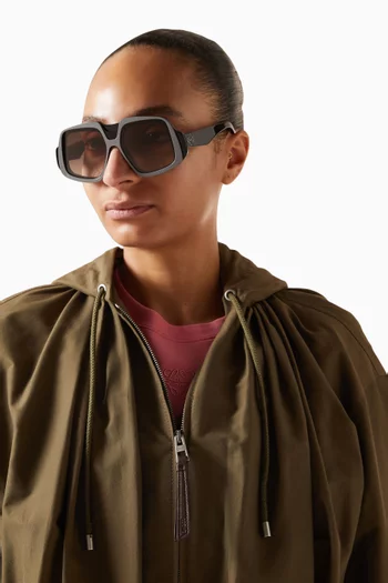 نظارة شمسية بإطار مزين بشعار الماركة