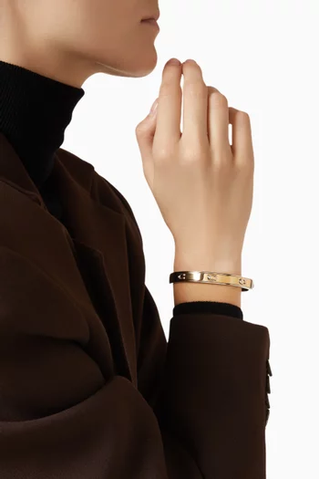 سوار مزين بشعار حرف C بارز ومفصلات نحاس مطلي