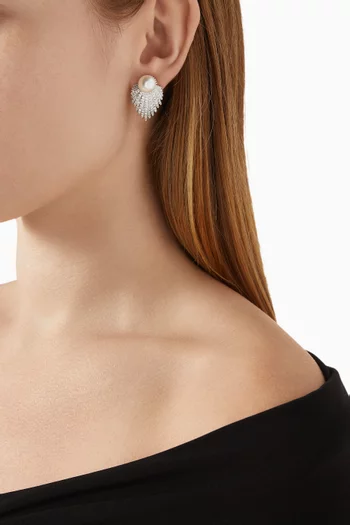 أقراط ايفلين مرصعة باللؤلؤ فضة إسترلينية مطلية روديوم