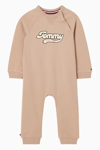 لباس قطعة واحدة برقعة شعار الماركة