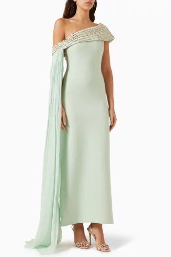 فستان طويل بكتف مكشوف وتطريزات