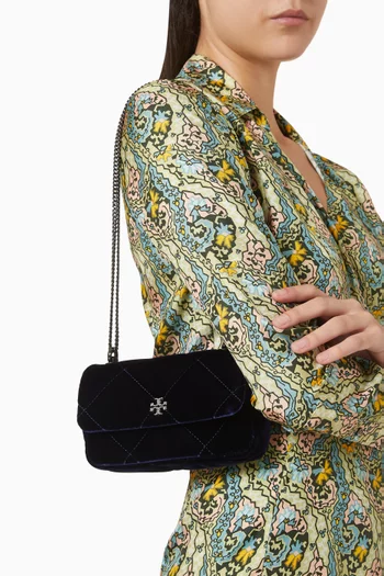 حقيبة كيرا ميني بغطاء قلاب وتصميم مبطن بنقشة معينات مخمل