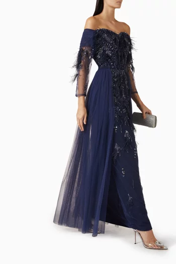 فستان مطرز بأكتاف مكشوفة