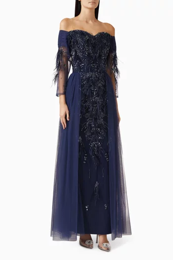 فستان مطرز بأكتاف مكشوفة