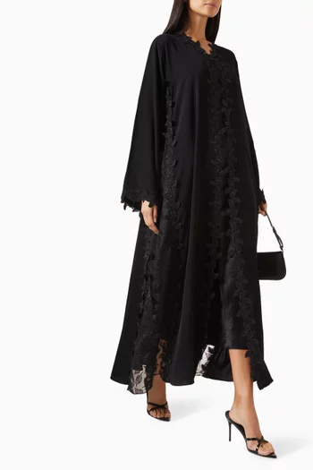 عباية مزينة بتطريزات دانتيل