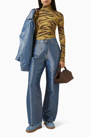 بلوزة بياقة عالية ونقشة جيرسيه