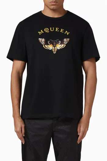 تي شيرت بشعار الماركة وتطريز فراشة قطن