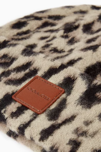 قبعة بيني بنقشة جلد الفهد ورقعة مزيج صوف