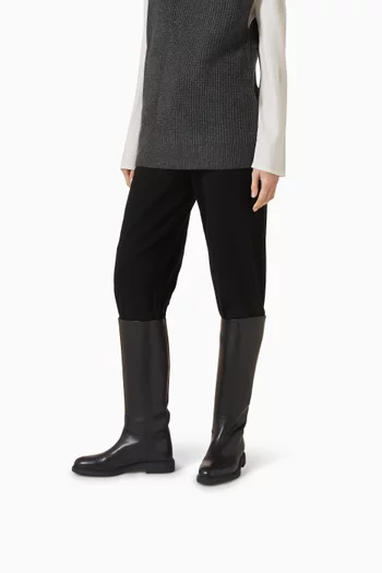 حذاء بوت بطول الركبة وكعب مسطح جلد