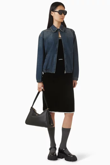 بلوزة بشعار الماركة مخمل