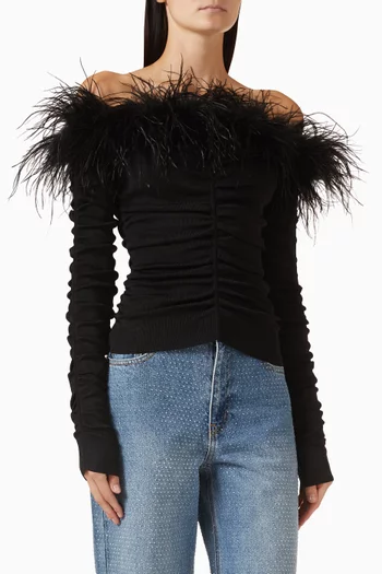 بلوزة منسوجة بأكتاف مكشوفة بشريط مزين بالريش