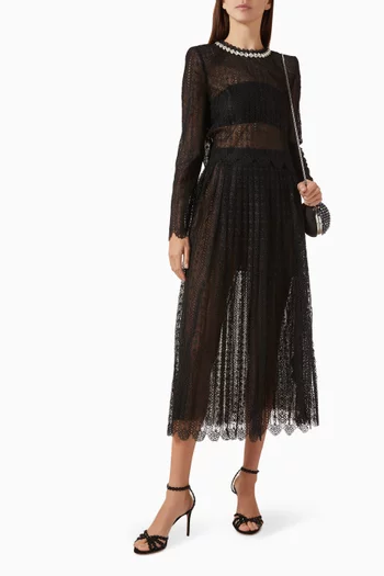 بلوزة مزينة بتطريزات أورجانزا ودانتيل