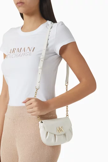 حقيبة كروس ميني بايج بشعار الماركة بسلسلة جلد صناعي