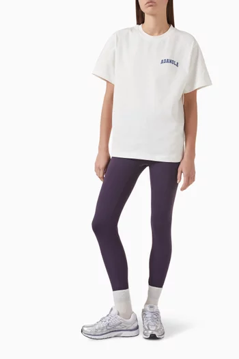 تي شيرت بقصة فضفاضة بتصميم جامعي قطن عضوي