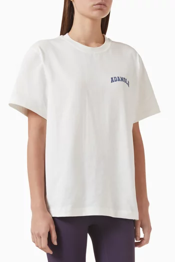 تي شيرت بقصة فضفاضة بتصميم جامعي قطن عضوي