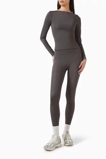 بلوزة التيميت بفتحة عميقة في الخلف قماش لامع