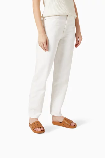 حذاء مفتوح بشعار الماركة مطاط