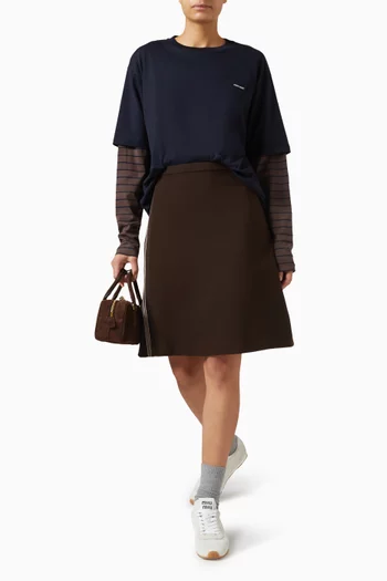 تي شيرت متعدد الطبقات بشعار الماركة قطن