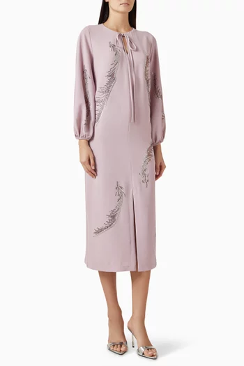 فستان متوسط الطول مزين بتطريزات