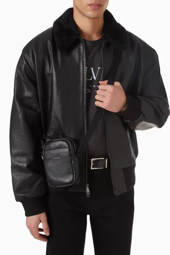 حقيبة كروس ريبورتر صغيرة بشعار الماركة جلد صناعي بارز