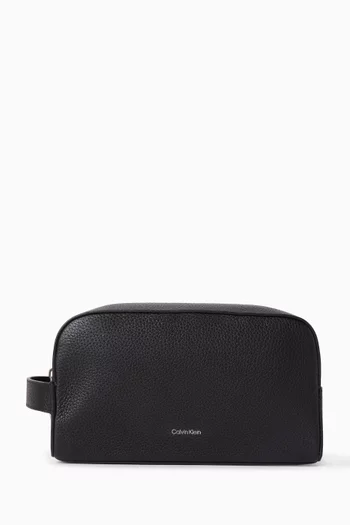 حقيبة مستحضرات العناية الشخصية بشعار الماركة المحفور بتصميم لامع