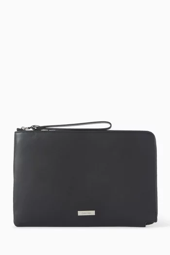 حقيبة صغيرة بحمالة معصم وحلية شعار الماركة جلد