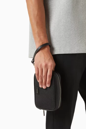 حقيبة صغيرة مجدولة بملمس بارز وسحّاب